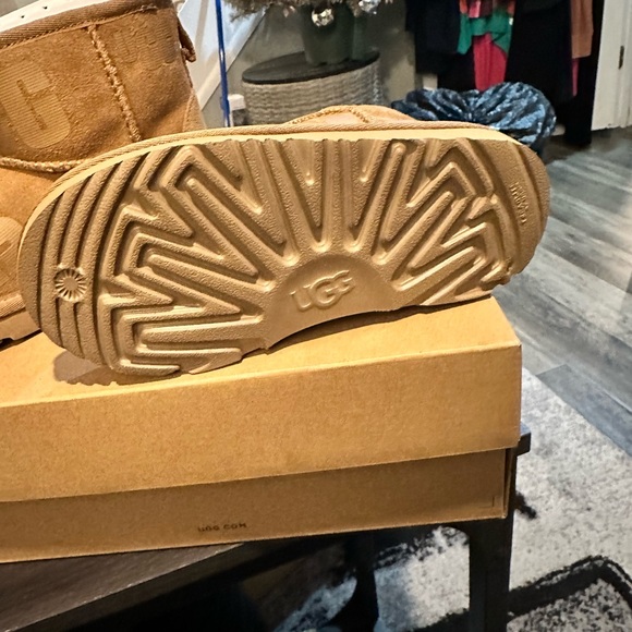 T Classic Mini Scatter Graphic UGG New - Picture 8 of 11